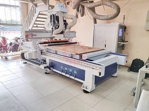 Máy CNC 1325 rulo đè phôi thay dao tự động - Quy Nhơn