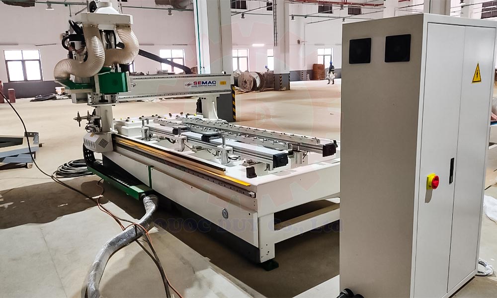 MÁY ĐỤC Ổ KHÓA BẢN LỀ THAY DAO TỰ ĐỘNG - SMPS 1124 1 Máy CNC khoan đục ổ khóa bản lề cửa tự động | CNC Nesting Line