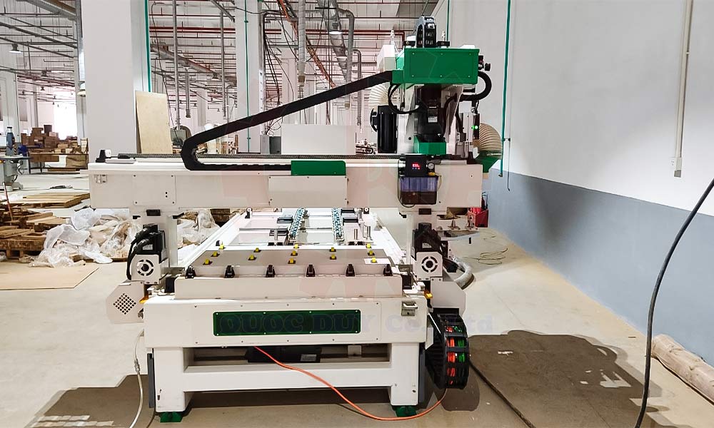 MÁY ĐỤC Ổ KHÓA BẢN LỀ THAY DAO TỰ ĐỘNG - SMPS 1124 3 Máy gia công cửa gỗ đa năng | CNC Nesting Line