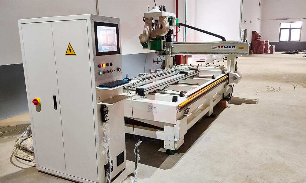 MÁY ĐỤC Ổ KHÓA BẢN LỀ THAY DAO TỰ ĐỘNG - SMPS 1124 4 Máy phay lỗ khóa bản lề thông minh | CNC Nesting Line