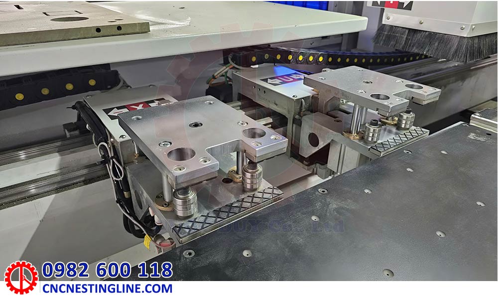 cum-kep-dua-phoi-may-cnc-khoan-van-6-mat Cụm kẹp đưa phôi máy CNC khoan ván 6 mặt