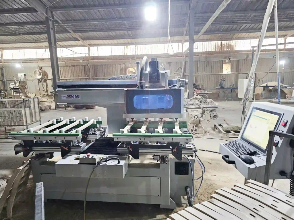 Gia công mộng âm CNC 4 đầu tại xưởng nội thất xuất khẩu