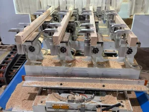 MÁY CNC 4 TRỤC 16 DAO KẸP XOAY 180 ĐỘ (6 BÀN LẬT) – KW T4X4 24S 5 Máy 4 trục 16 dao kẹp lật phôi 180 độ 6 kẹp bàn dài