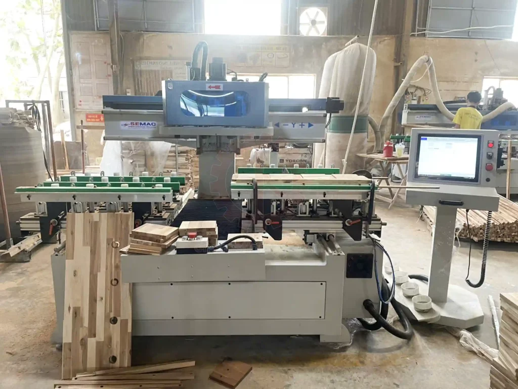 Máy phay mộng âm CNC 4 đầu 2 bàn gia công liên tục